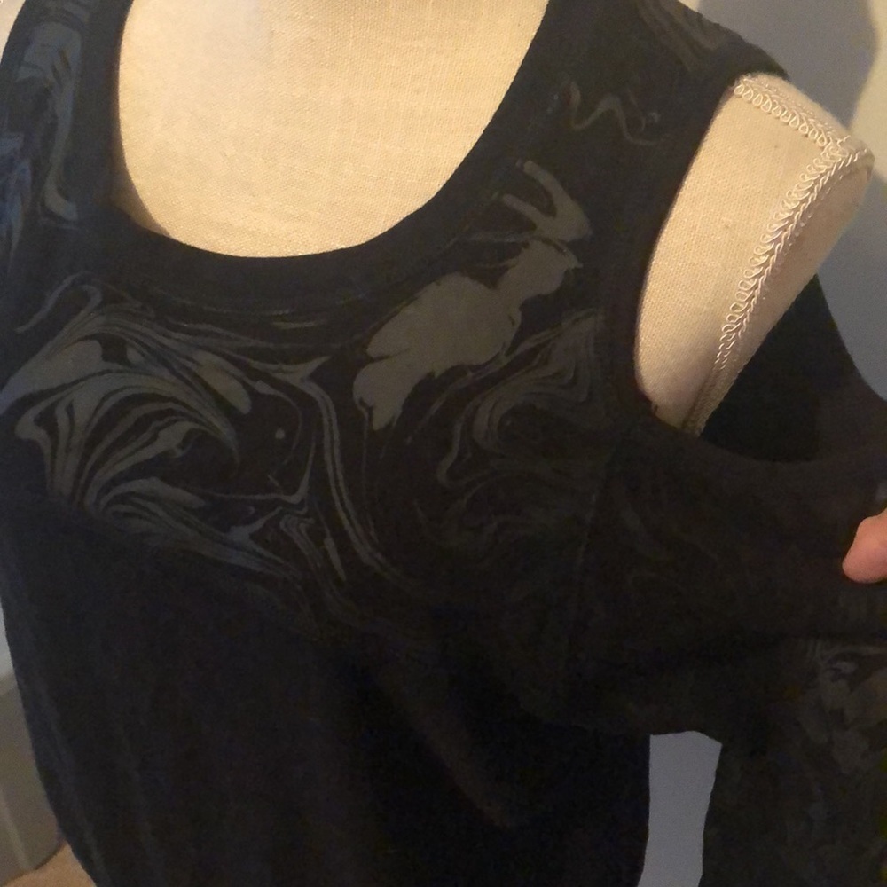 Dkny cold shoulder t shirt, cammo, black . Sm